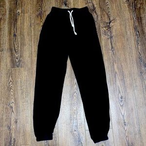 Lounge pants with one pocket on the butt